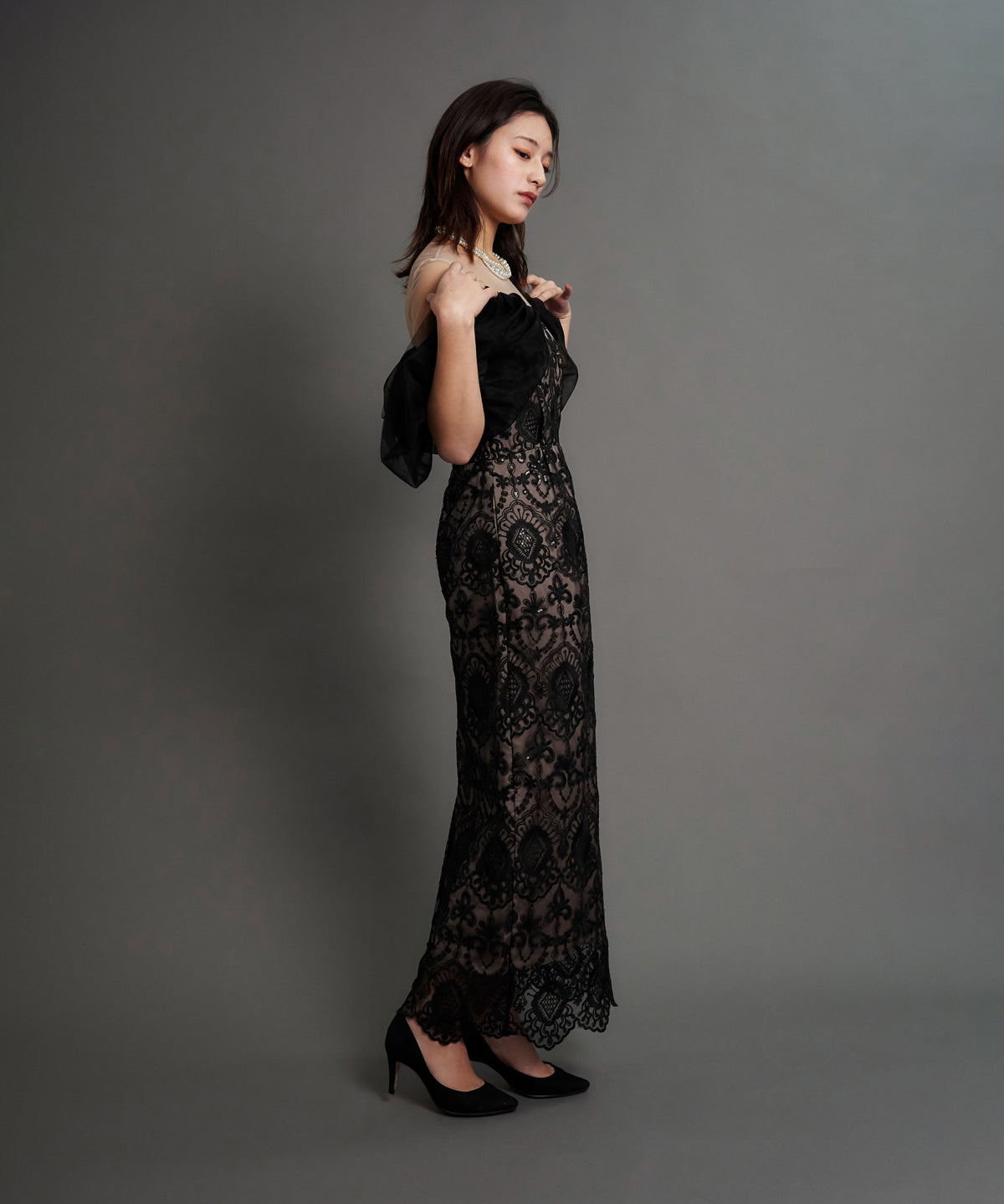 OFFSHOLDER LACE DRESS