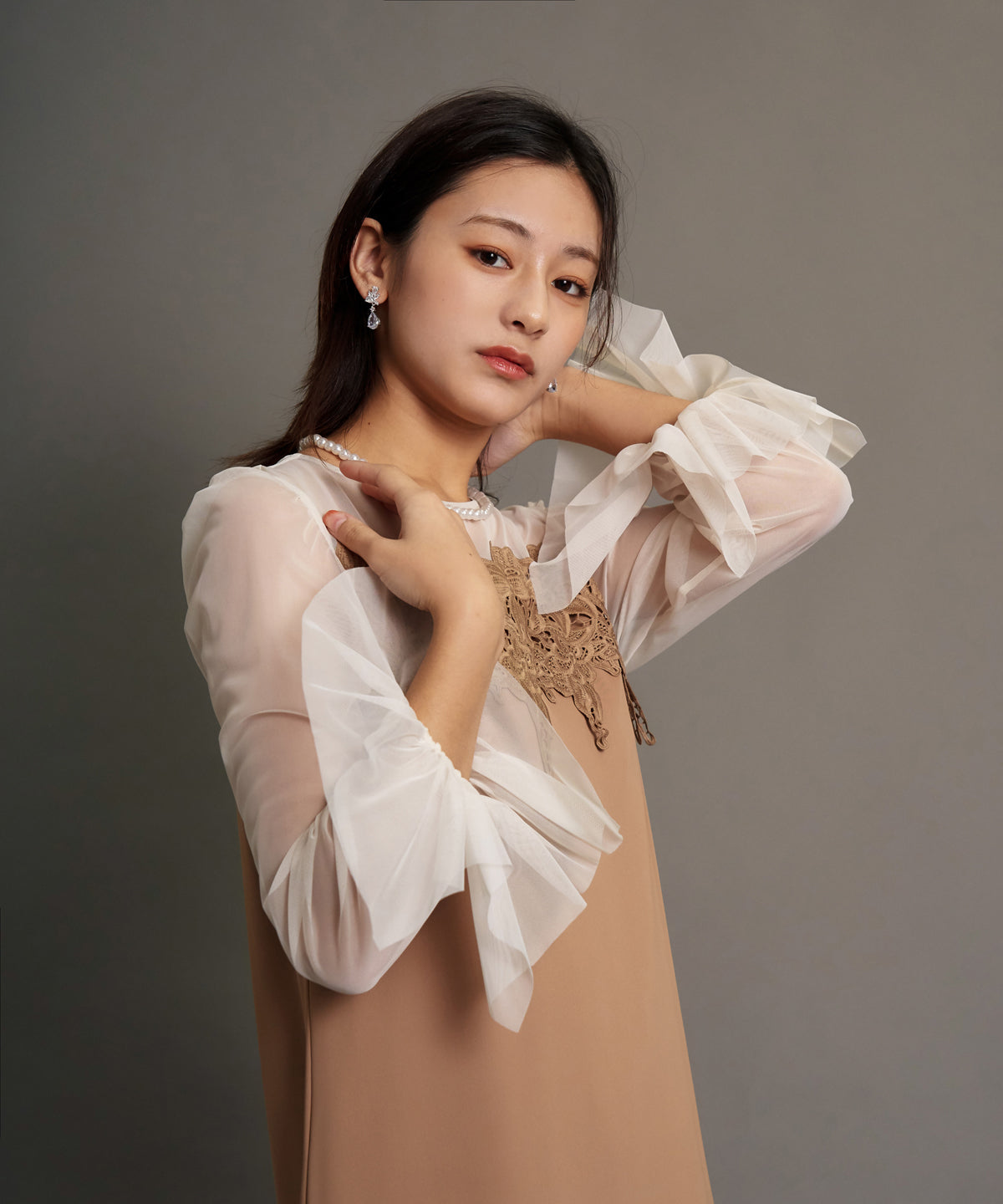 モデルサイズ：162cm B80 W59 H83 / 着用：キャメル