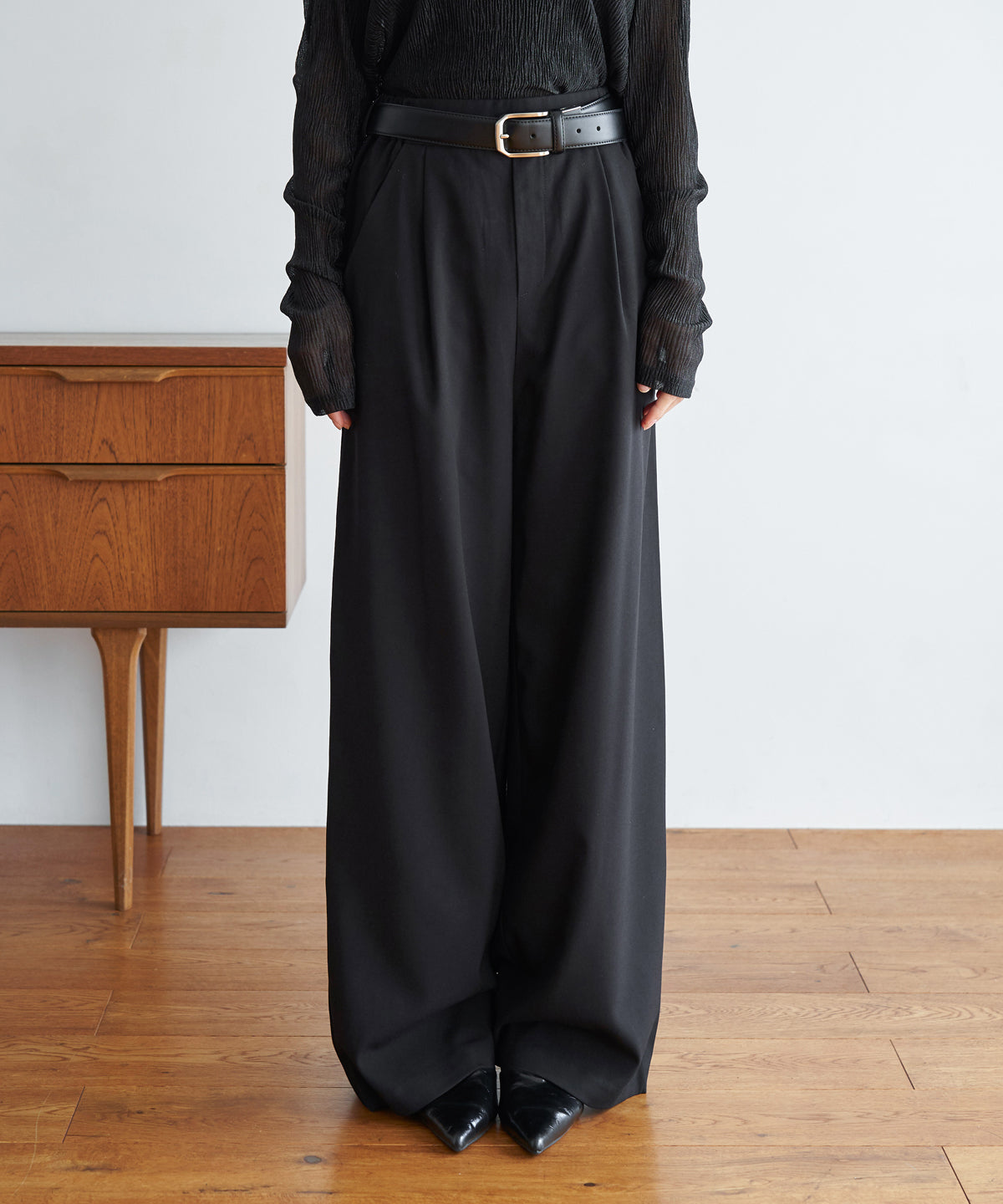 TUCK WIDE STRAIGHT PANTS