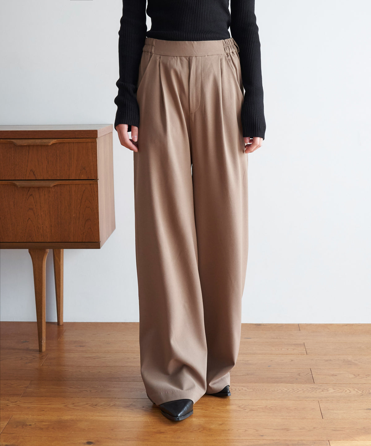 TUCK WIDE STRAIGHT PANTS