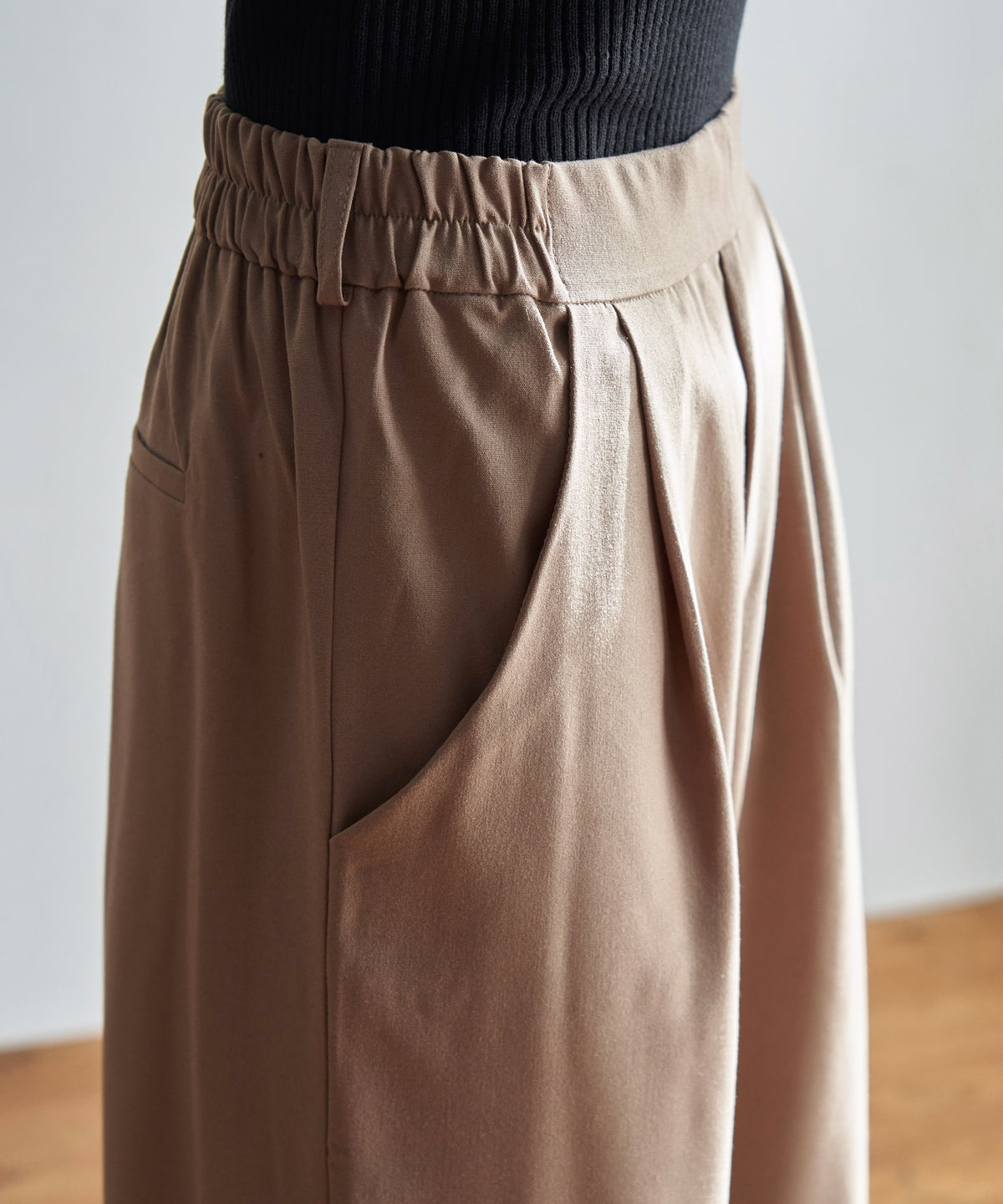 TUCK WIDE STRAIGHT PANTS