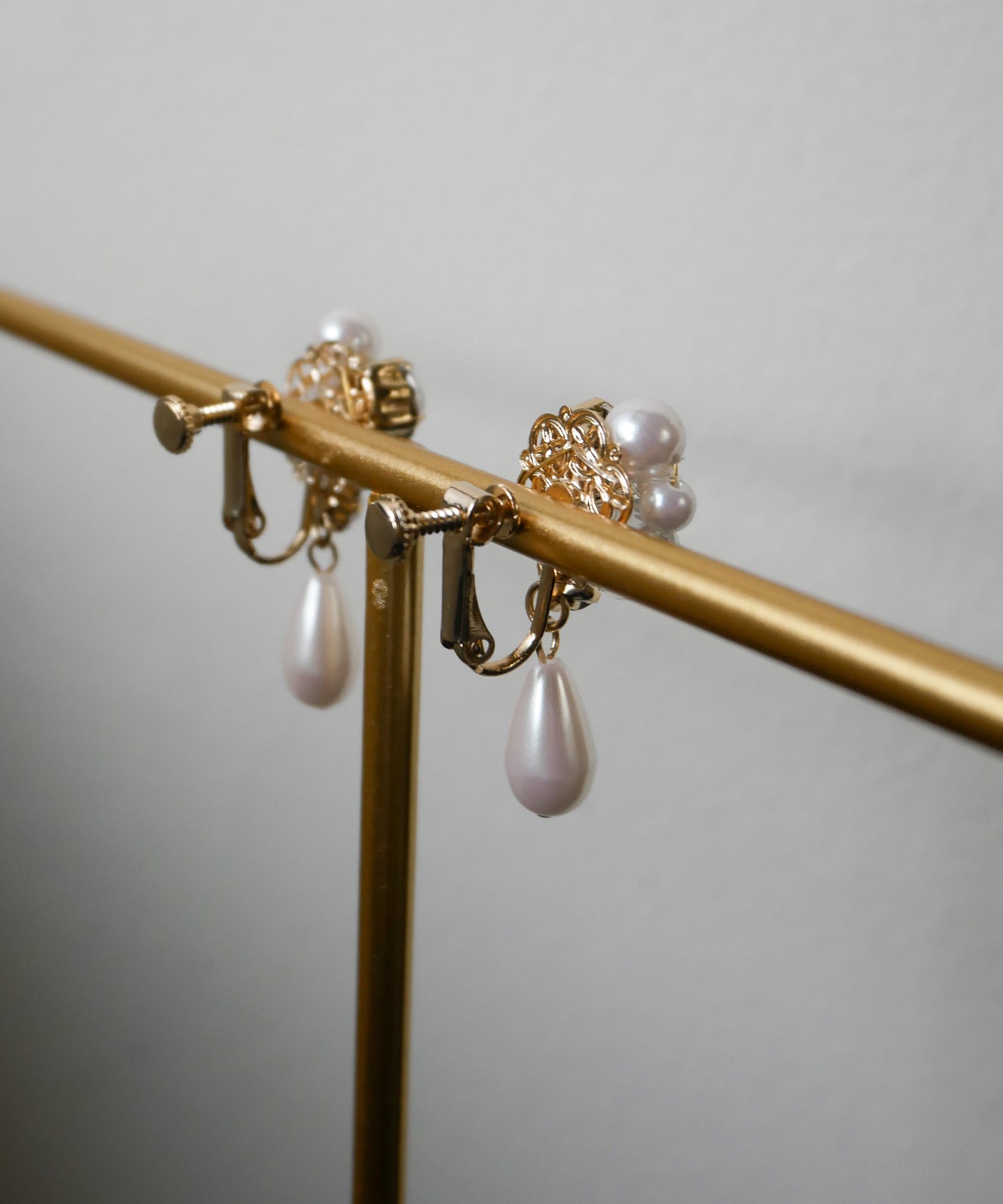 SPECK PEARL EARRING
