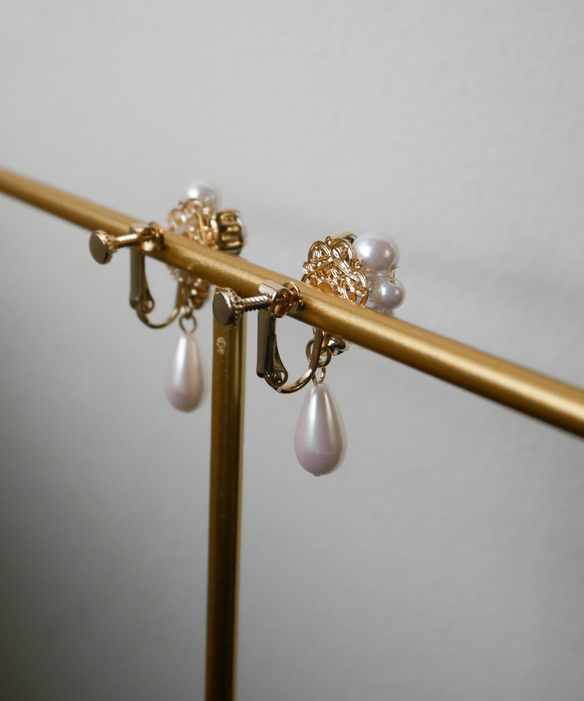 SPECK PEARL EARRING