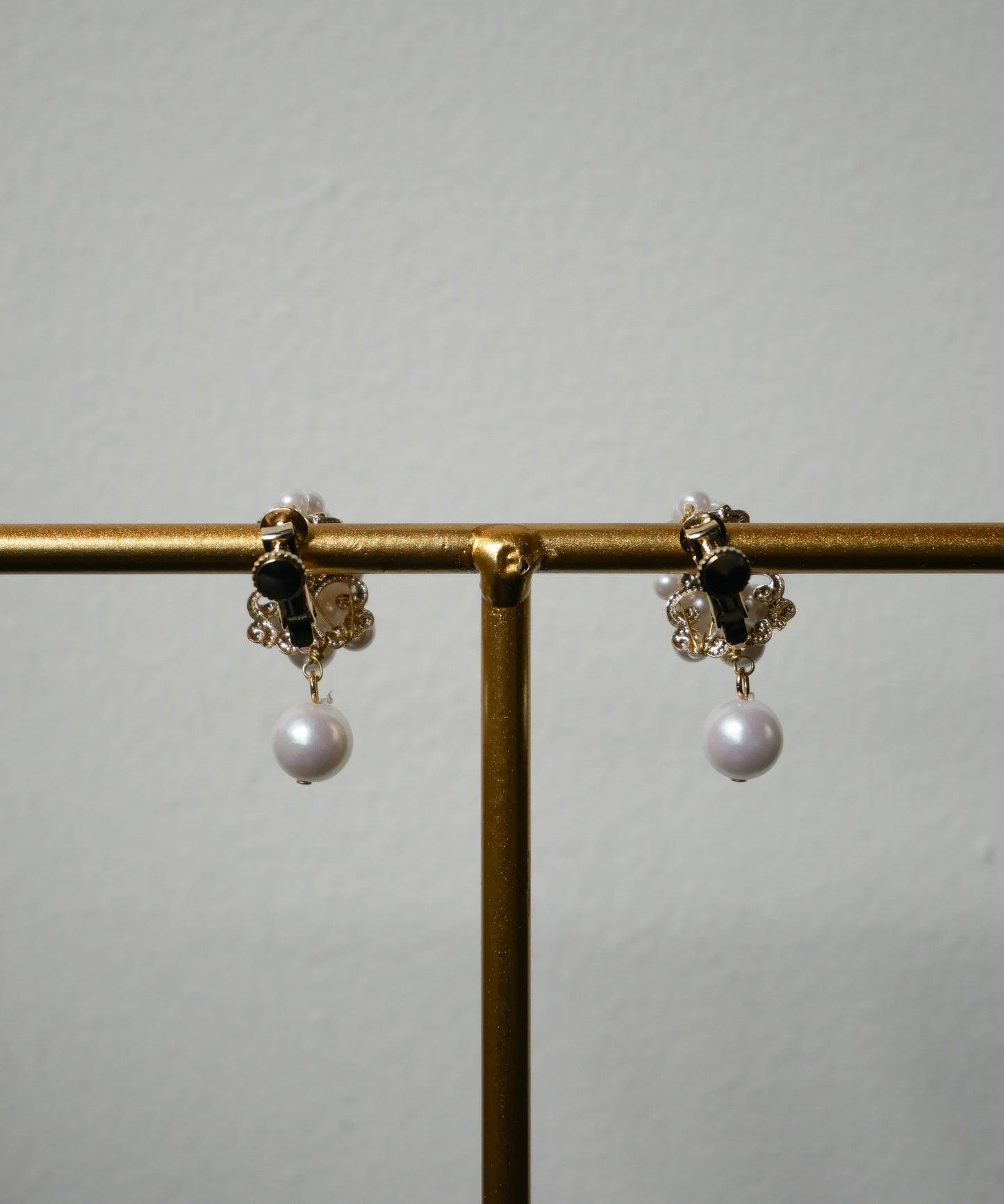 SPECK PEARL EARRING