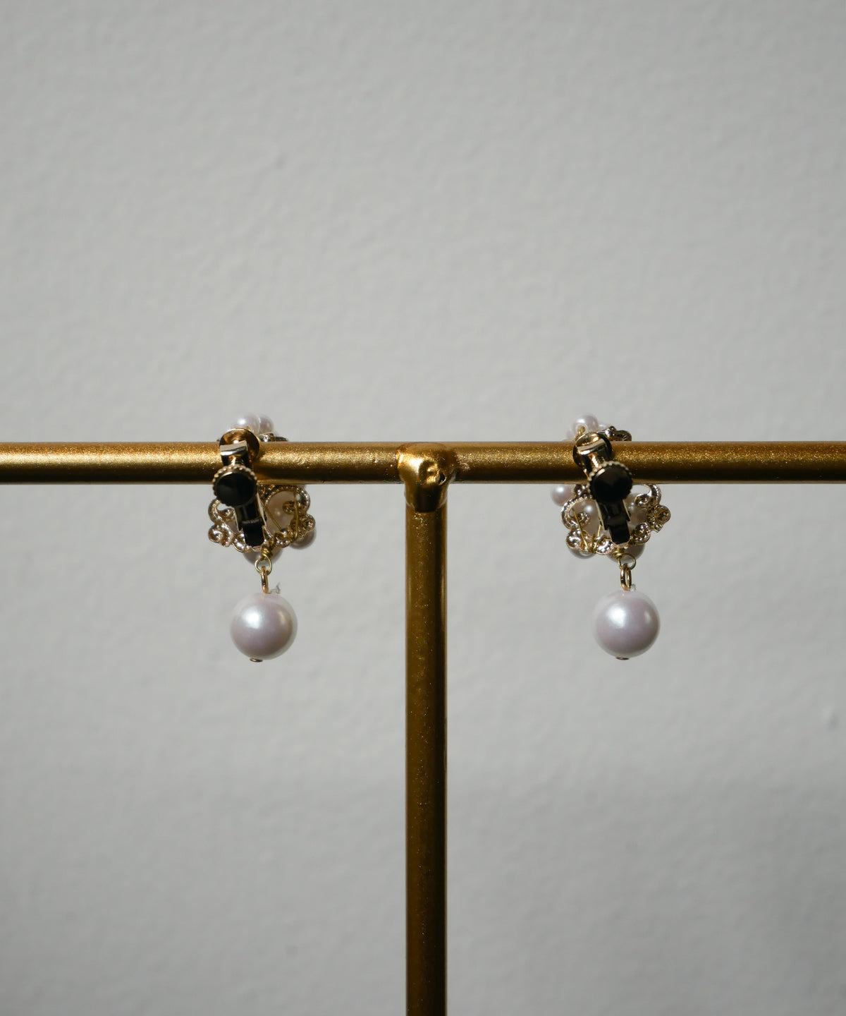 SPECK PEARL EARRING